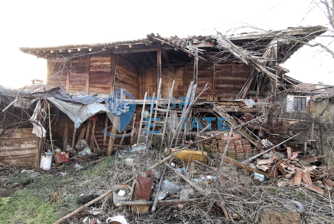 Двуетажна къща с шест стаи и вътрешна баня с тоалетна в село Беброво - 0