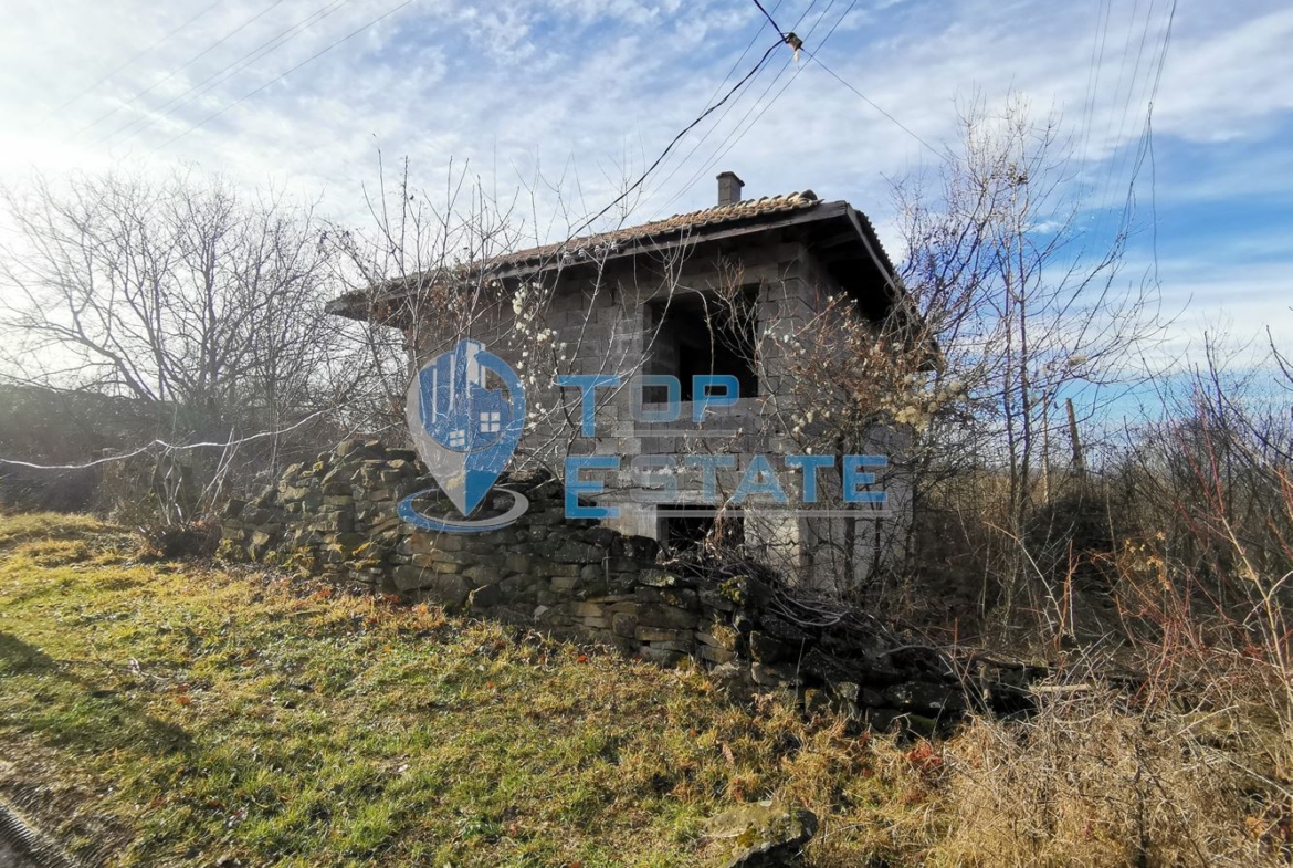 Пет къщи и два парцела в село Кавлак, област Велико Търново - 0