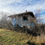 Пет къщи и два парцела в село Кавлак, област Велико Търново - 0