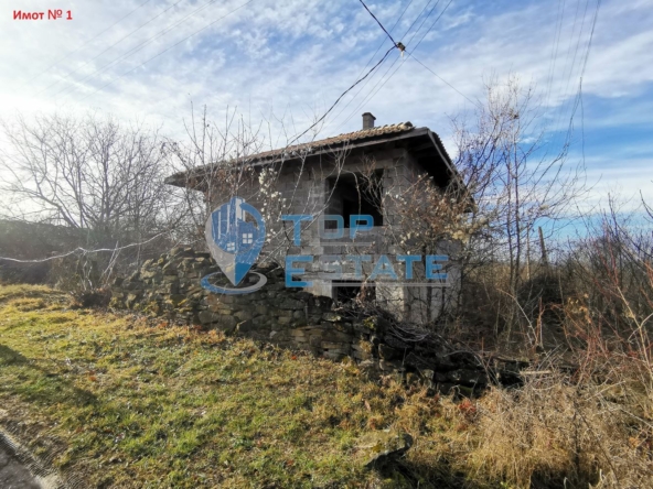 Пет къщи и два парцела в село Кавлак, област Велико Търново - 0