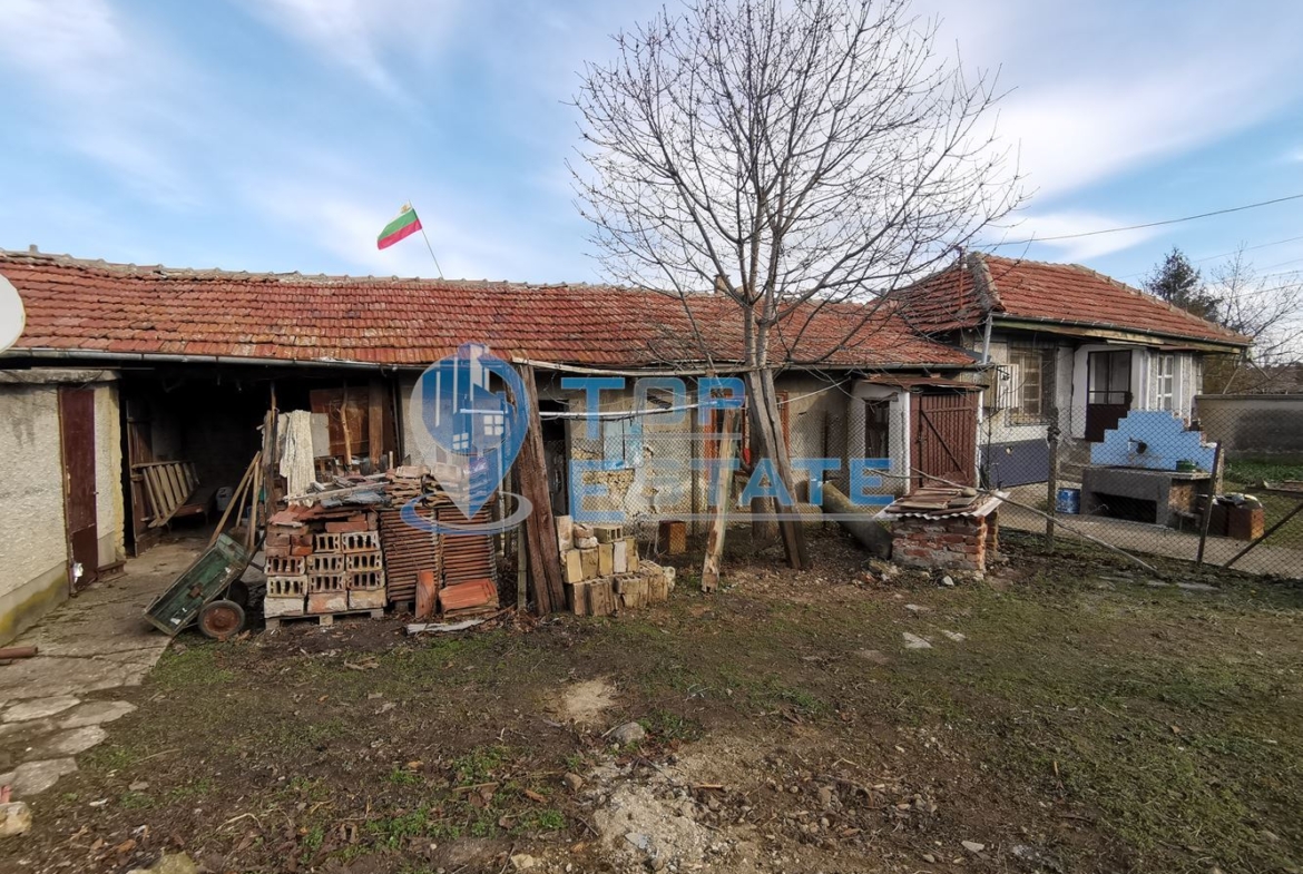 Къща с голям двор и кладенец в село Правда, област Велико Търново - 0