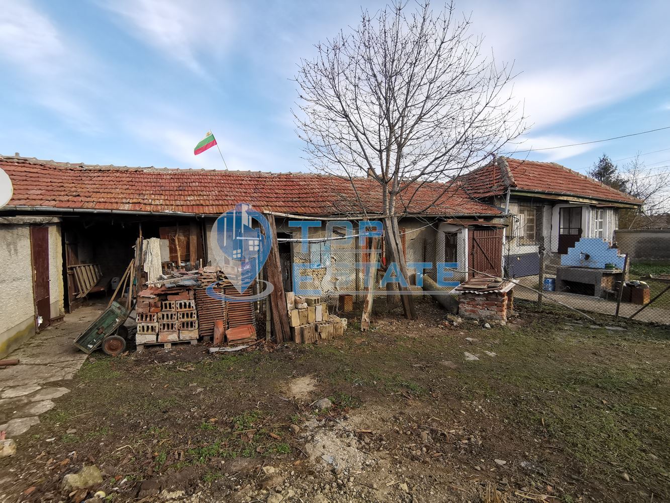 Къща с голям двор и кладенец в село Правда, област Велико Търново - 0