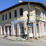 Двуетажна тухлена къща в гр. Елена, област Велико Търново - 0