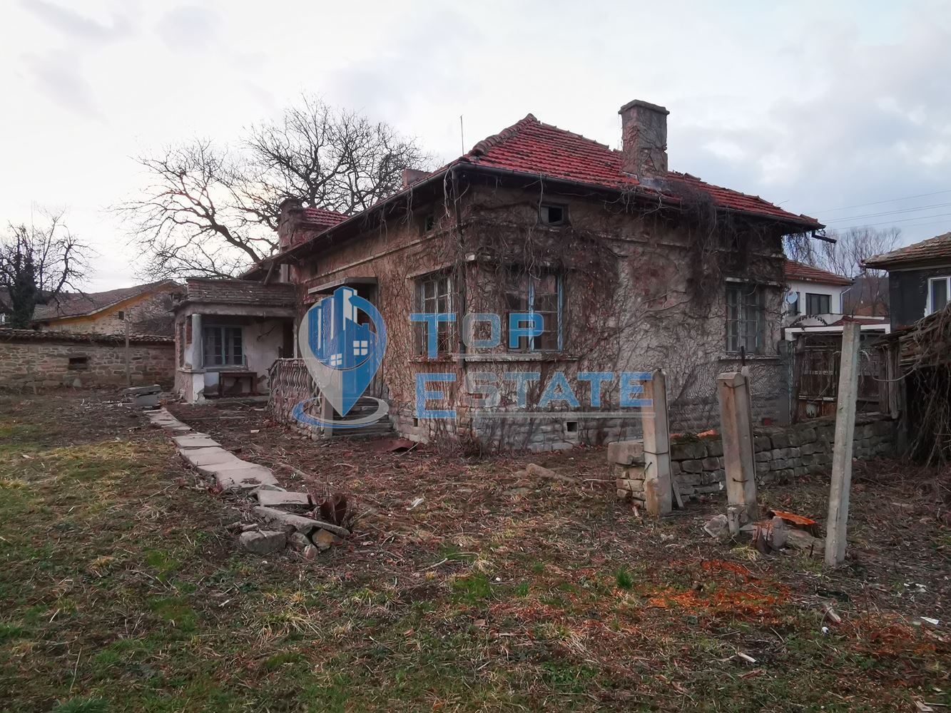 Двуетажна тухлена къща на центъра на село Церова кория, област Велико Търново - 0