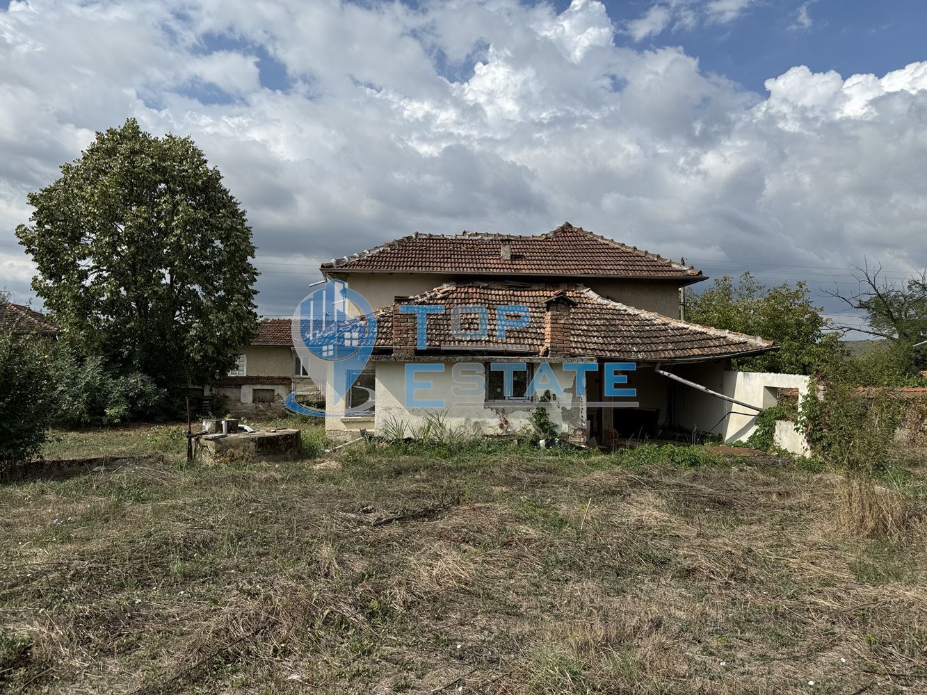 Тухлена къща с голям двор в село Горско Ново село, област Велико Търново. - 0