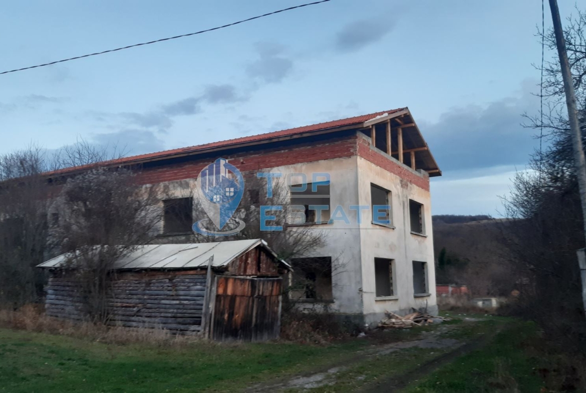 Масивна тухлена сграда в с. Царева ливада, област Габрово - 0