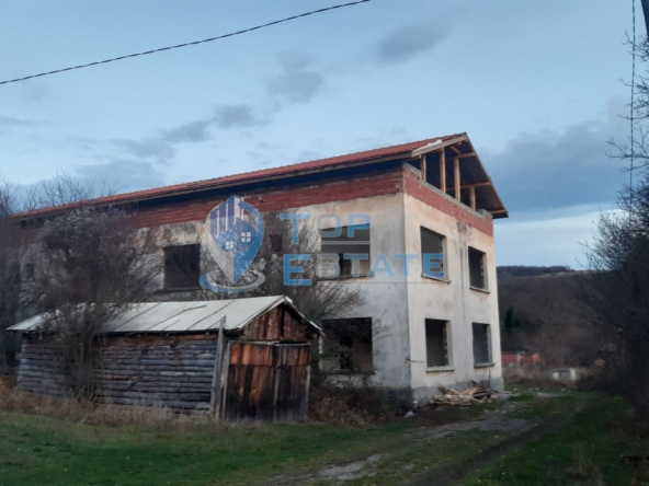 Масивна тухлена сграда в с. Царева ливада, област Габрово - 0