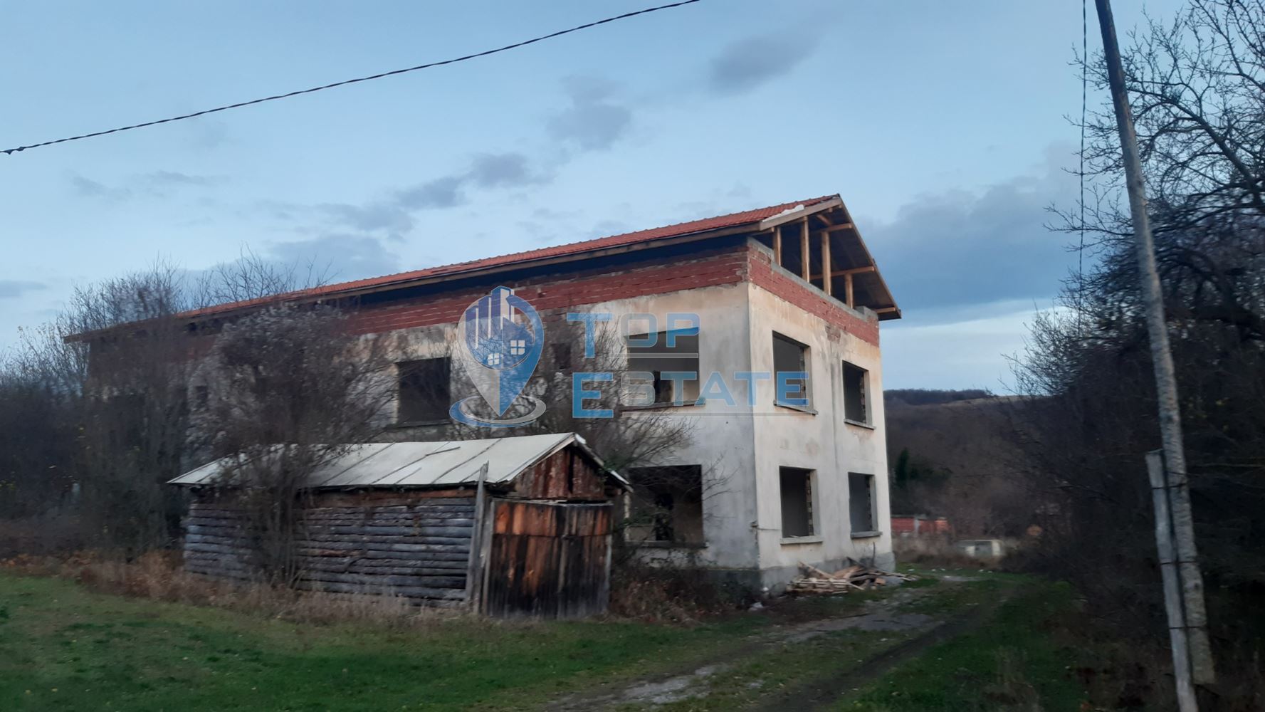 Масивна тухлена сграда в с. Царева ливада, област Габрово - 0