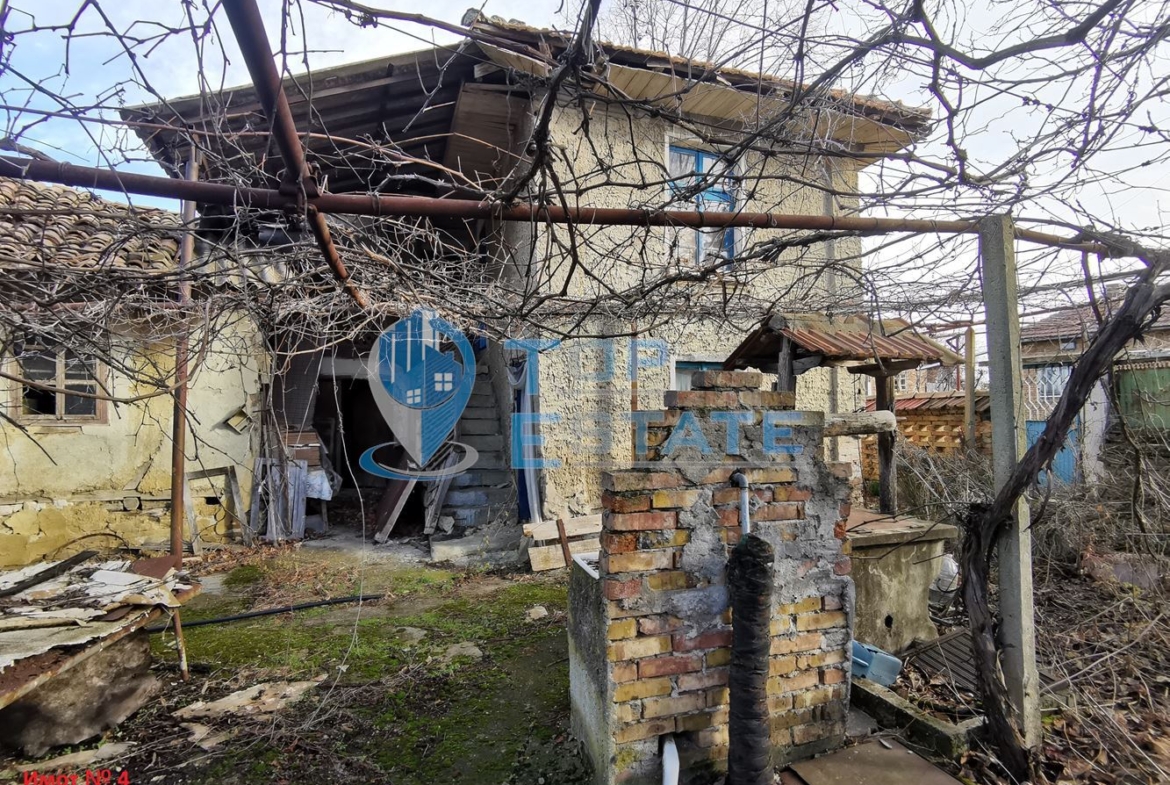 Пет къщи и два парцела в село Кавлак, област Велико Търново - 0