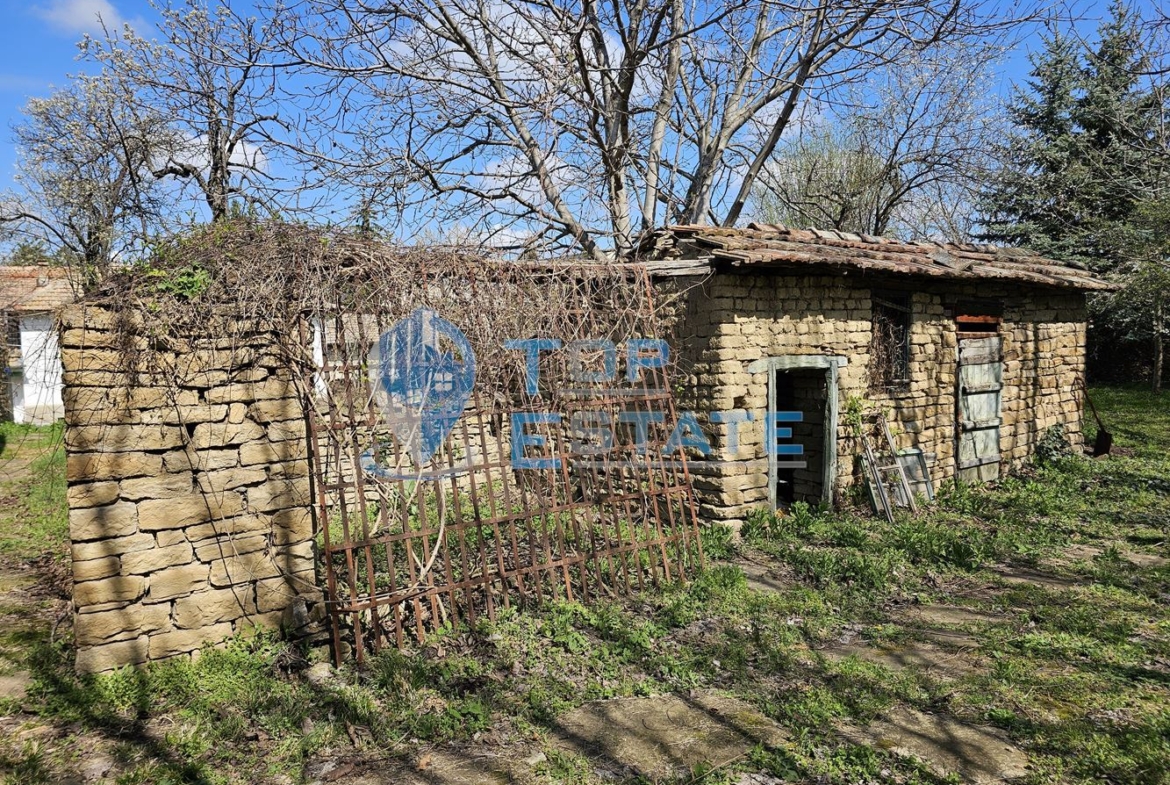 Ремонтирана къща с две спални и голям двор в центъра на с. Дъскот - 0