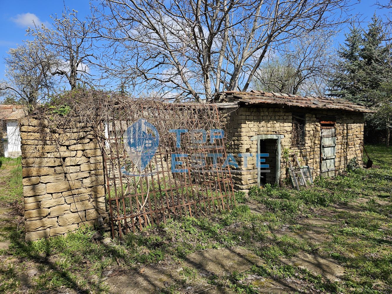 Ремонтирана къща с две спални и голям двор в центъра на с. Дъскот - 0