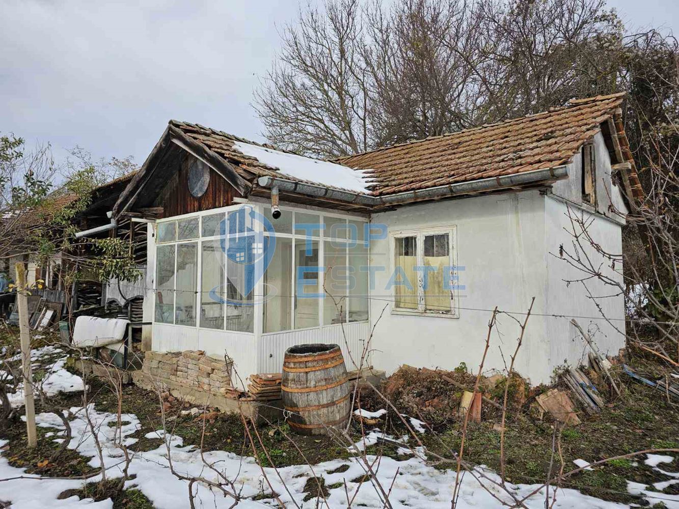 Къща с вътрешна баня с тоалетна и гараж в село Горски Сеновец, област Велико Търново - 0