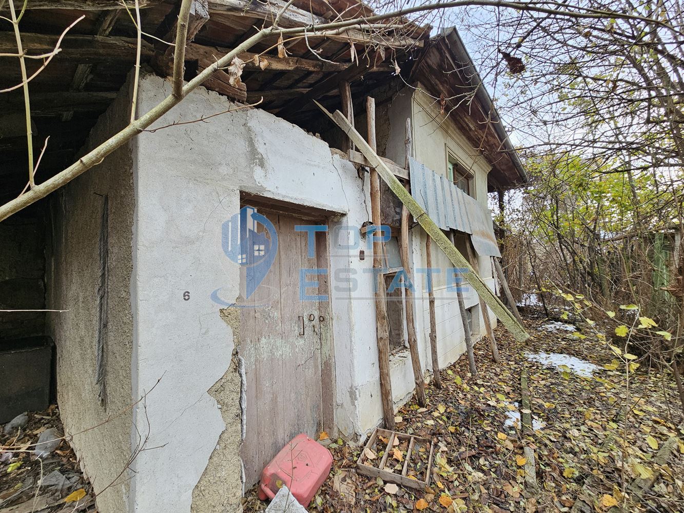 Конструктивно здрава тухлена къща с голям двор в с. Горски Сеновец, община Стражица - 0