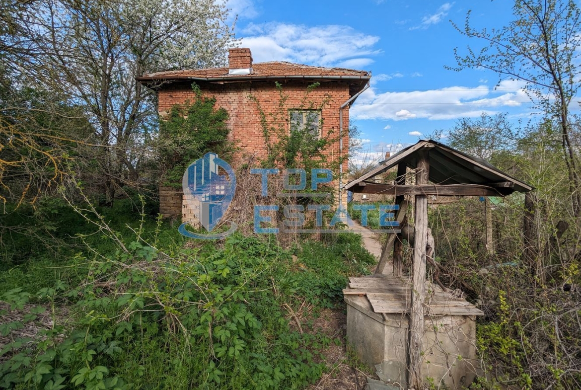 Двуетажна тухлена къща с голям двор и кладенец в село Обединение - 0