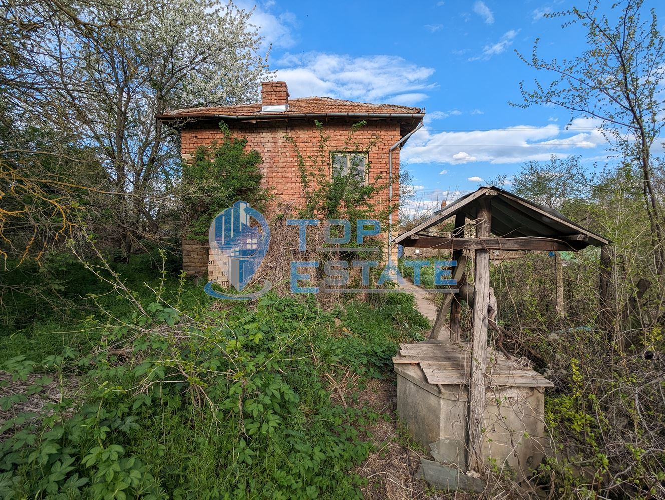 Двуетажна тухлена къща с голям двор и кладенец в село Обединение - 0