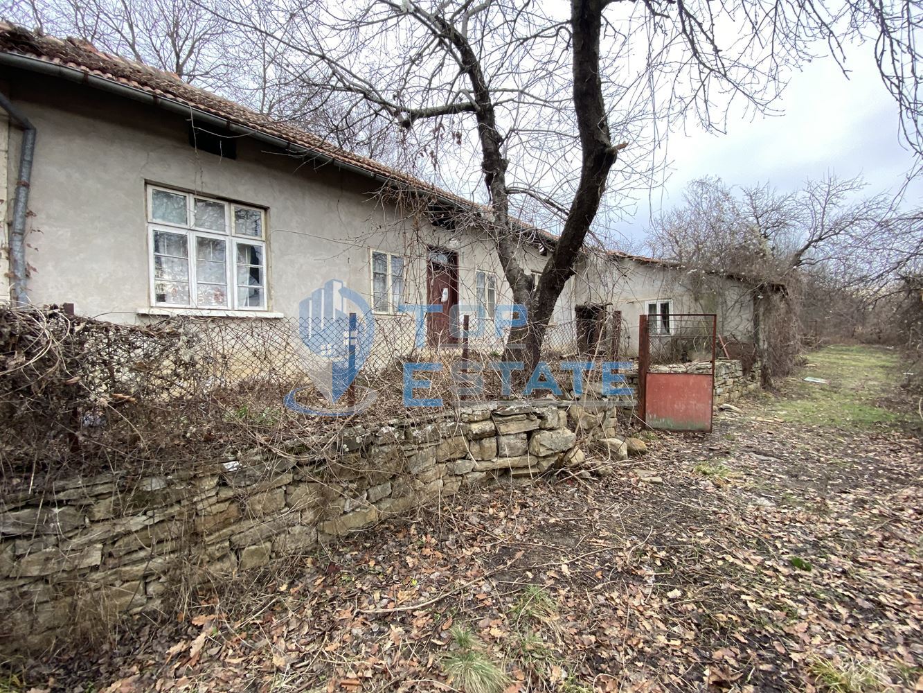 Тухлена къща с вътрешна баня и тоалетна в с. Денчевци, област Габрово - 0