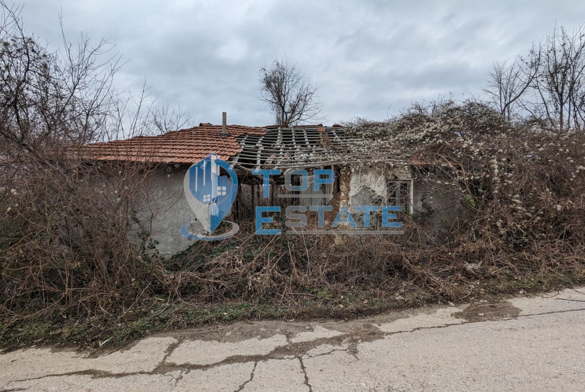 Парцел със стара къща в село Орловец - 0