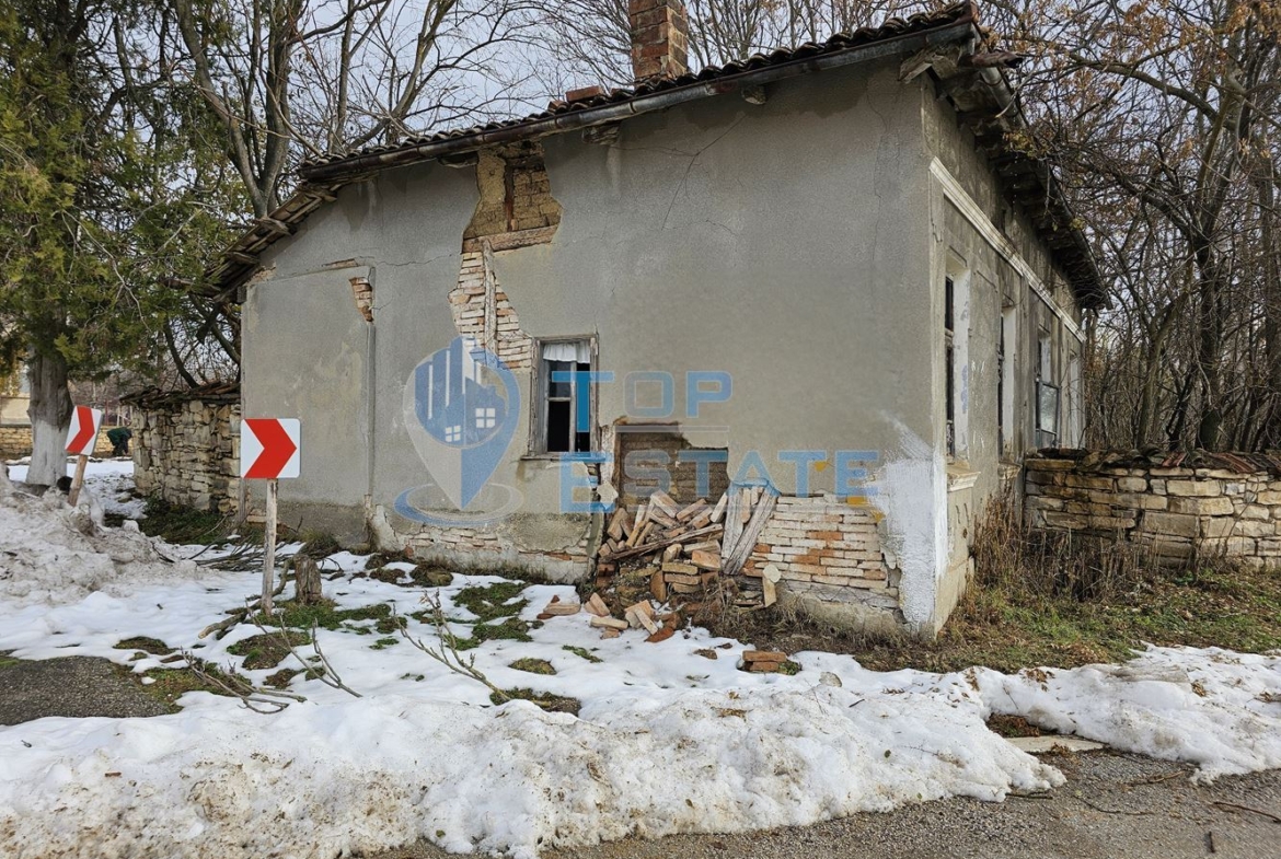 Парцел със стара къща с кладенец в центъра на село Горски Сеновец, община Стражица - 0