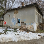 Парцел със стара къща с кладенец в центъра на село Горски Сеновец, община Стражица - 0