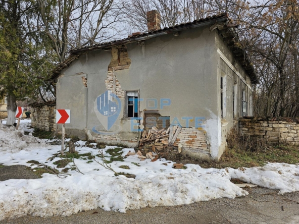 Парцел със стара къща с кладенец в центъра на село Горски Сеновец, община Стражица - 0