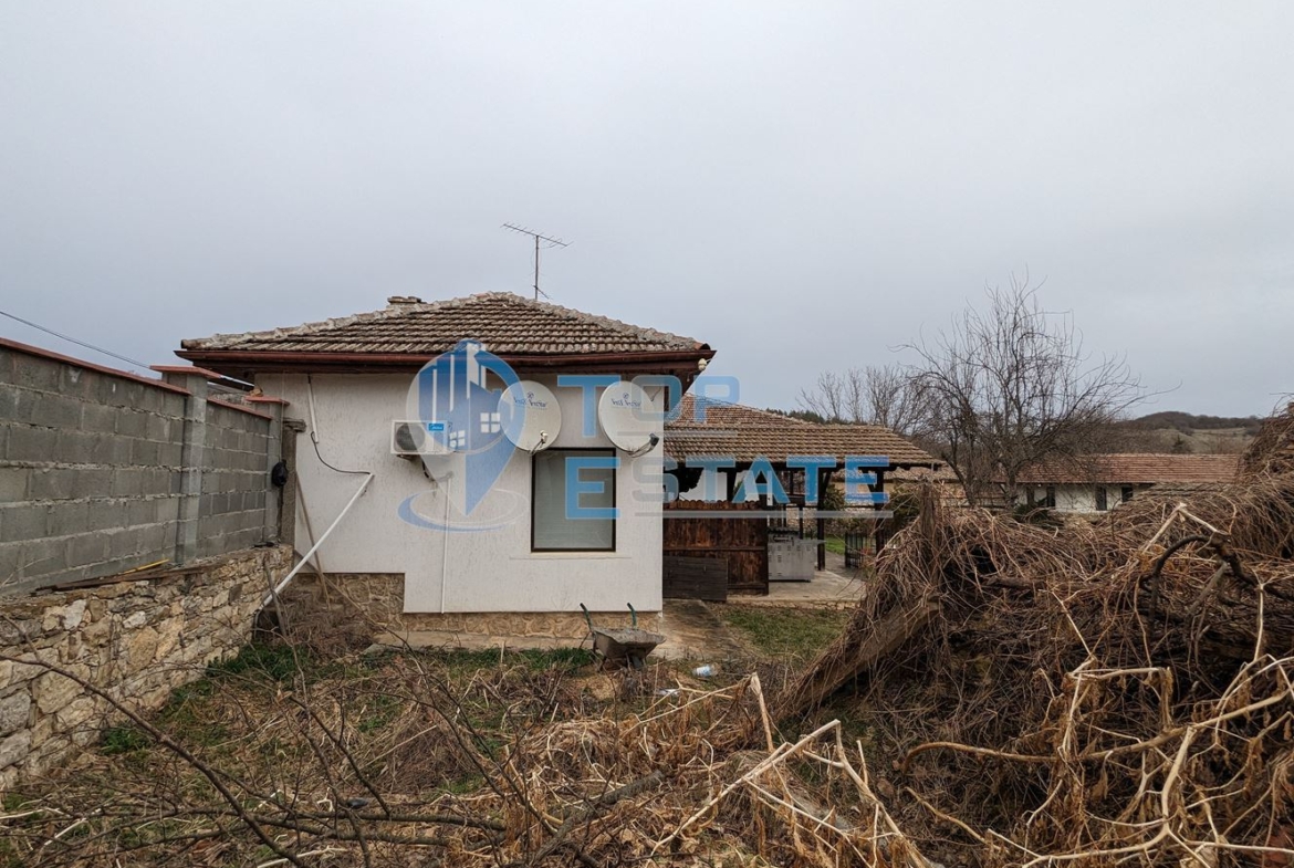 Бизнес имот - къща за гости с голям двор, два кладенеца в село Емен - 0