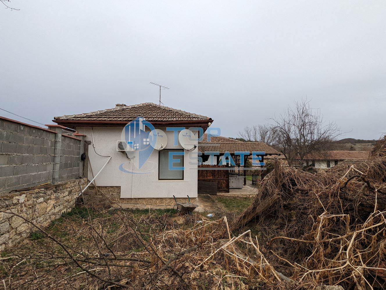 Бизнес имот - къща за гости с голям двор, два кладенеца в село Емен - 0