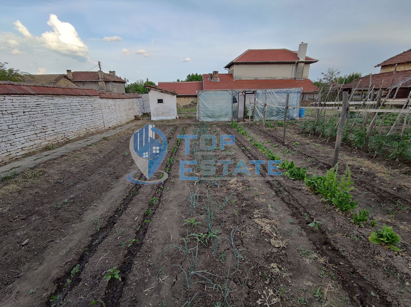 Двуетажна къща с голям двор в село Горна Липница - 0