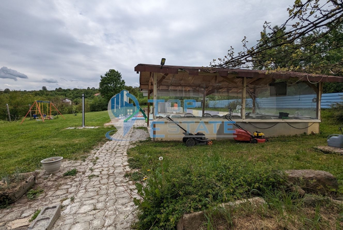 Две къщи за гости в голям двор с басейн и панорамна гледка в село Войнежа - 0