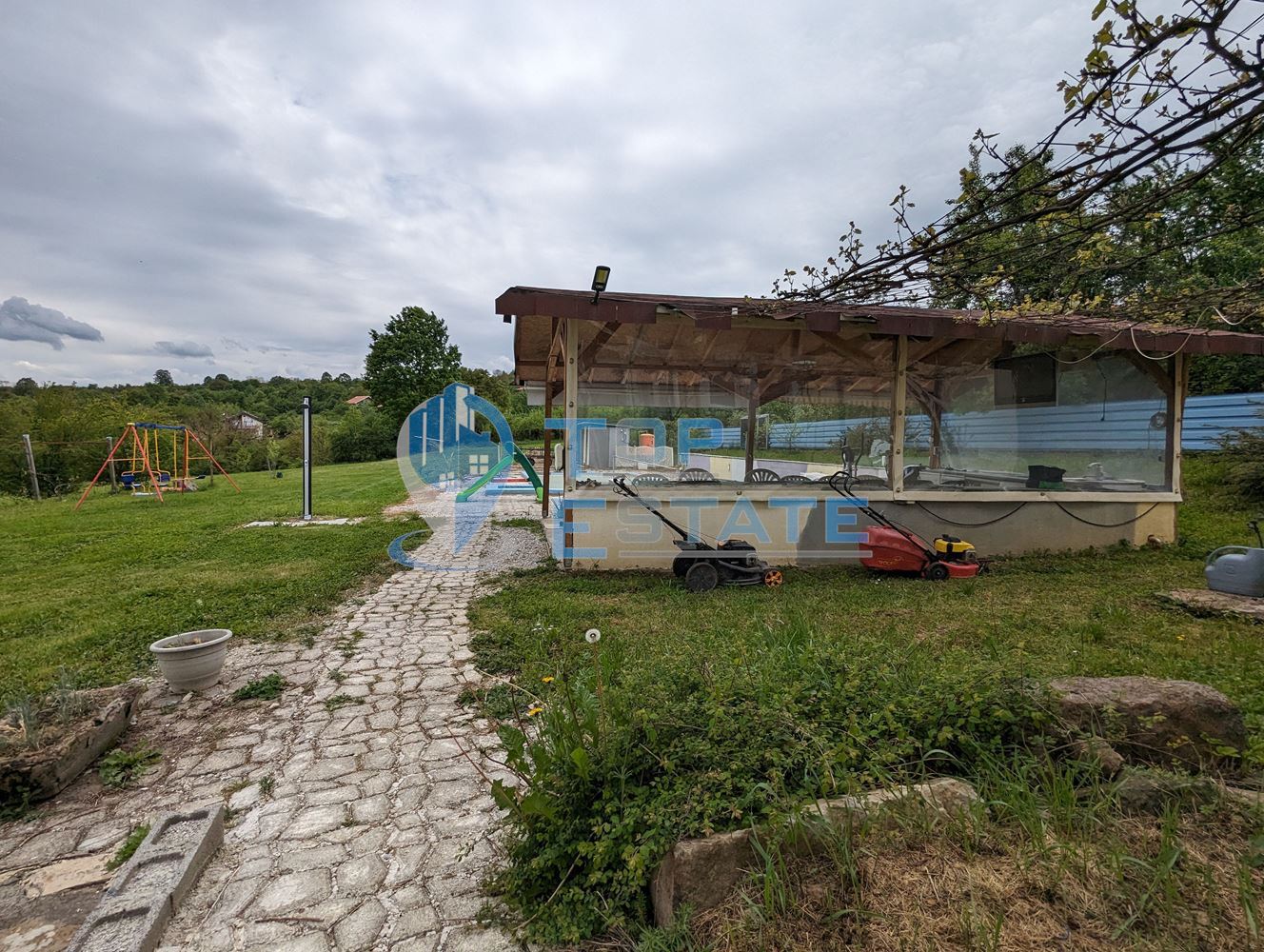 Две къщи за гости в голям двор с басейн и панорамна гледка в село Войнежа - 0