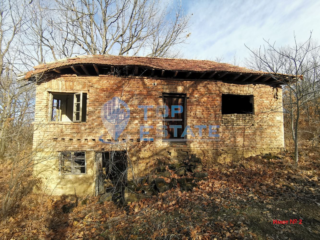 Пет къщи и два парцела в село Кавлак, област Велико Търново - 0