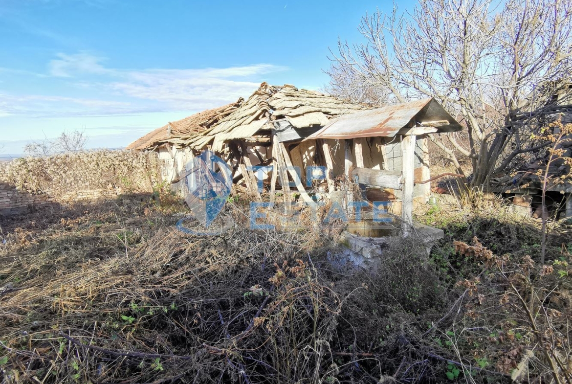 Къща с кладенец и голям двор в село Кавлак, област Велико Търново - 0