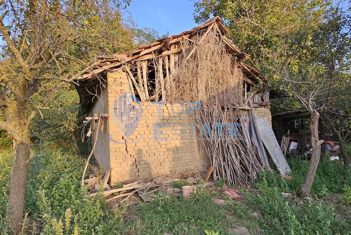 Тухлена къща с голям двор и кладенец в село Писарево - 0