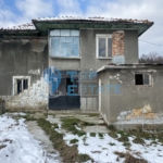 Двуетажна тухлена къща с кладенец в село Музга, област Габрово - 0