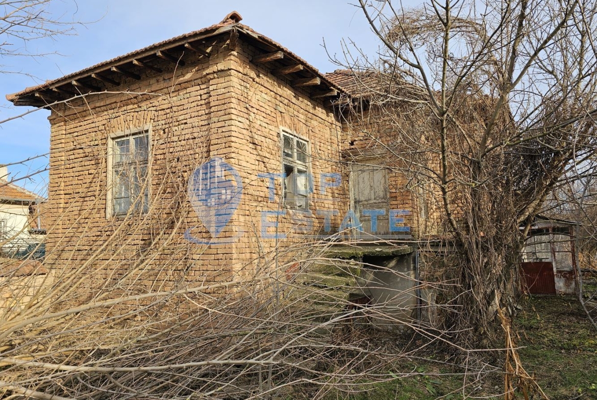 Двуетажна тухлена къща с вътрешна тоалетна и голям двор в с. Морава, община Свищов - 0