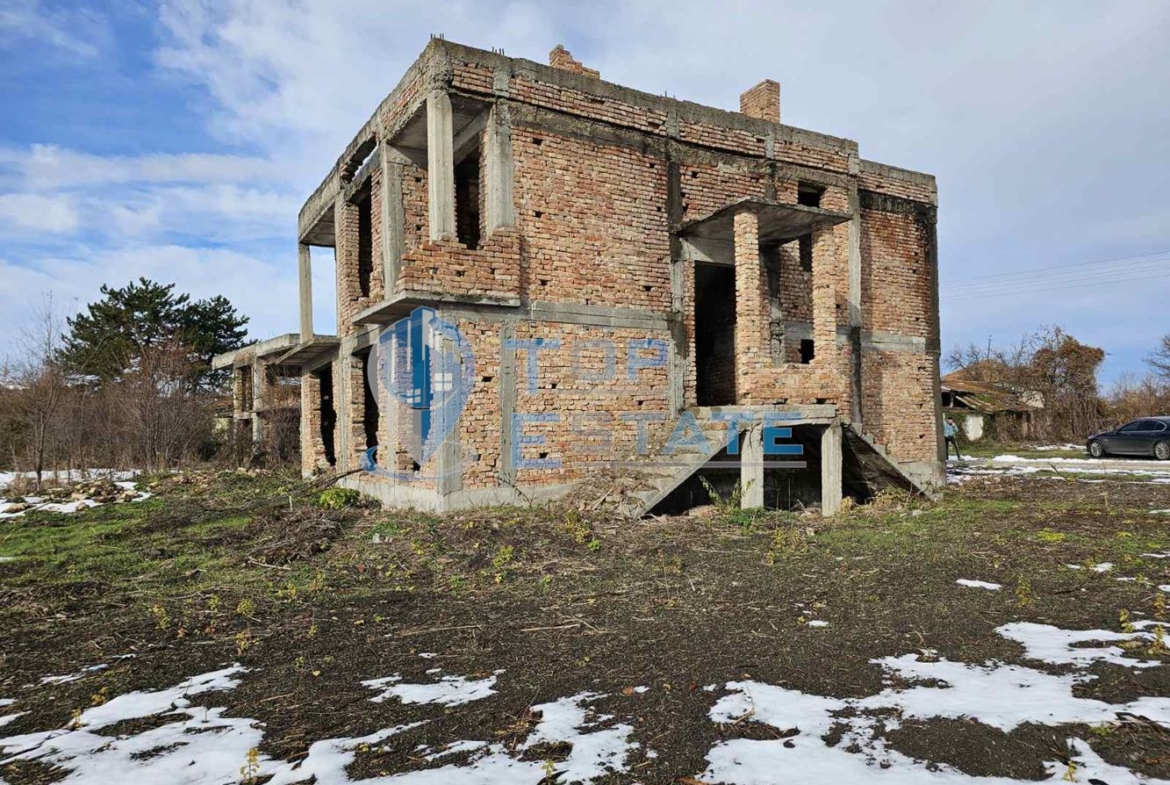 Голяма къща в строеж в село Царски Извор, област Велико Търново - 0