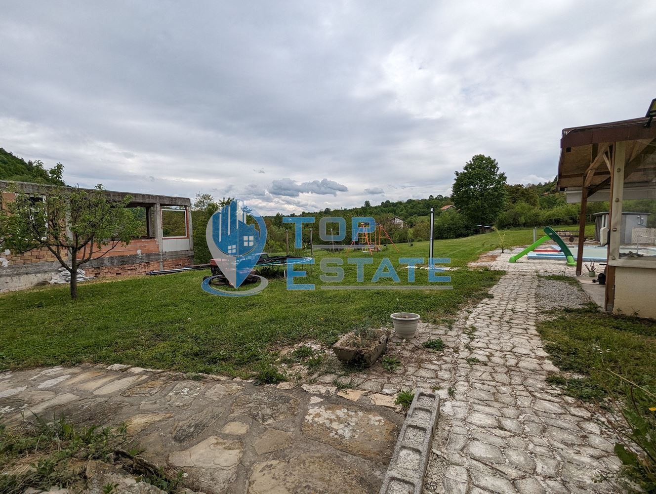 Две къщи за гости в голям двор с басейн и панорамна гледка в село Войнежа - 0