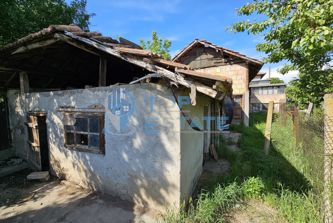 Двуетажна тухлена къща с три спални, панорама, гараж и голям двор в село Джулюница, обл. Русе - 0