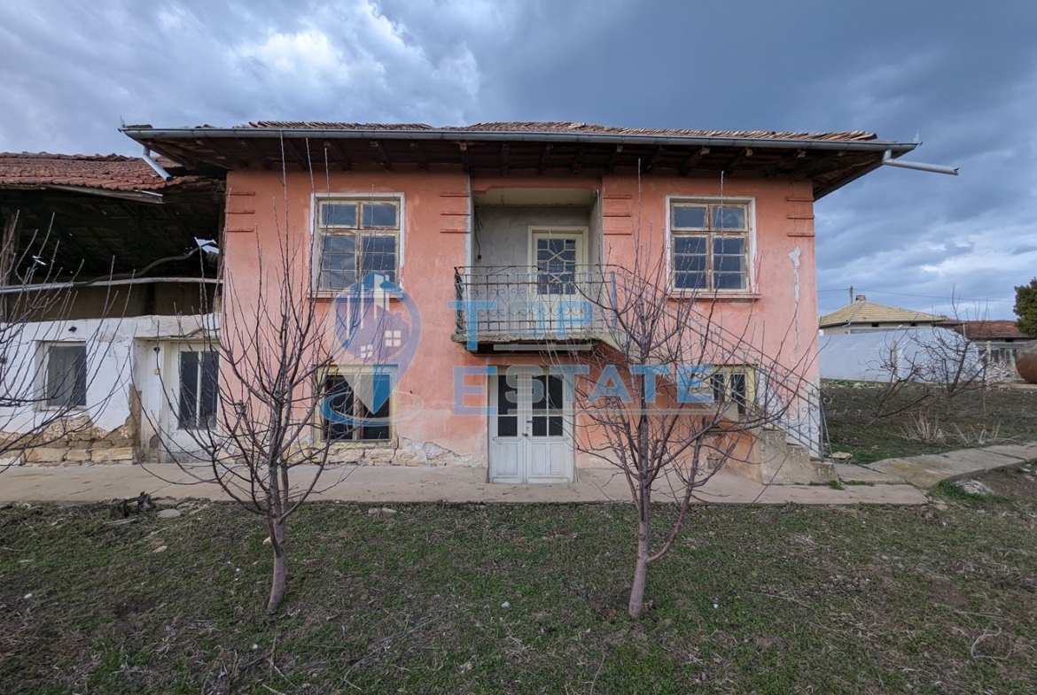 Двуетажна тухлена къща с голям двор и кладенец в село Климентово - 0