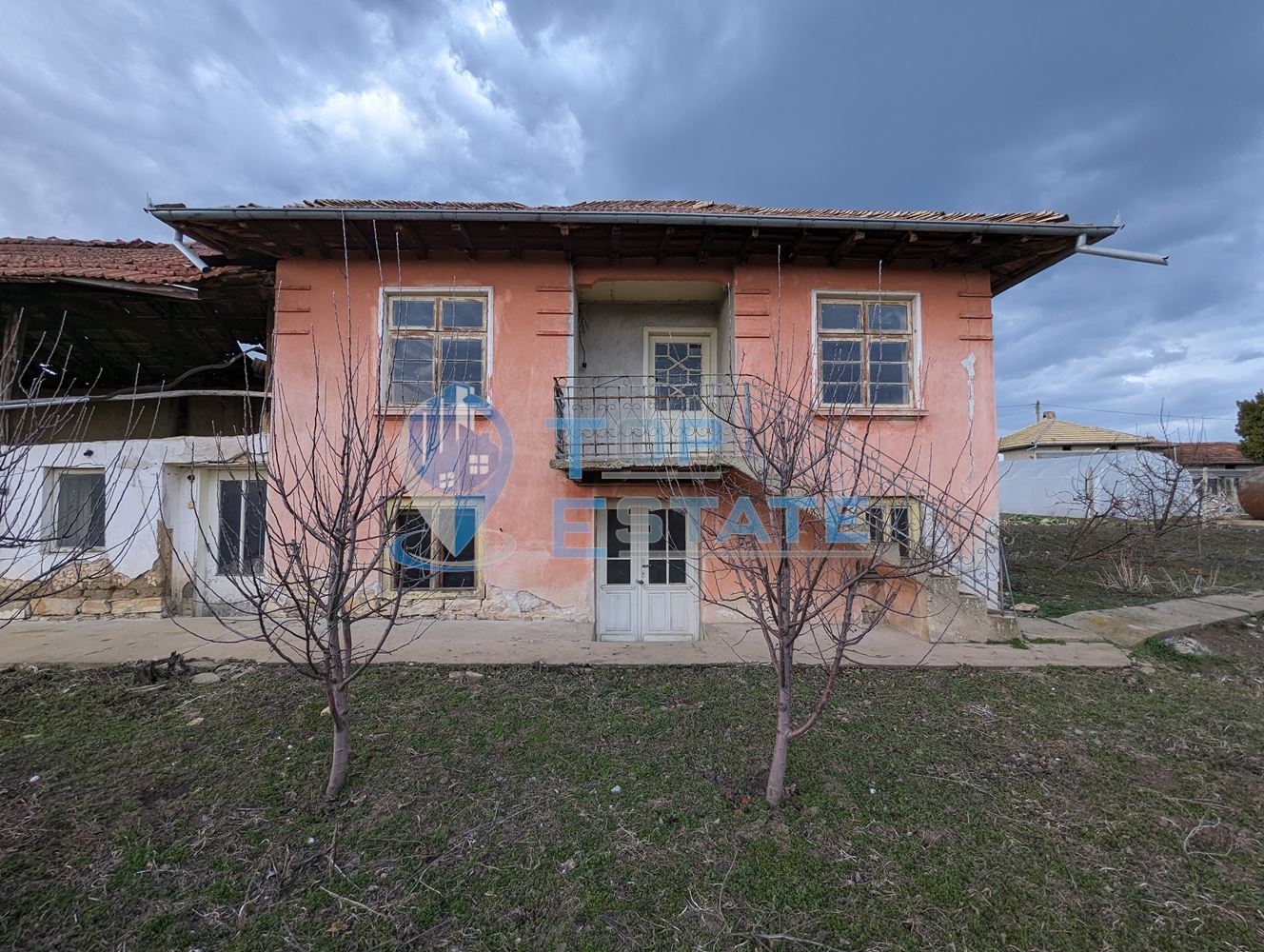 Двуетажна тухлена къща с голям двор и кладенец в село Климентово - 0