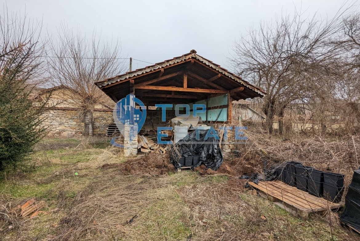 Бизнес имот - къща за гости с голям двор, два кладенеца в село Емен - 0