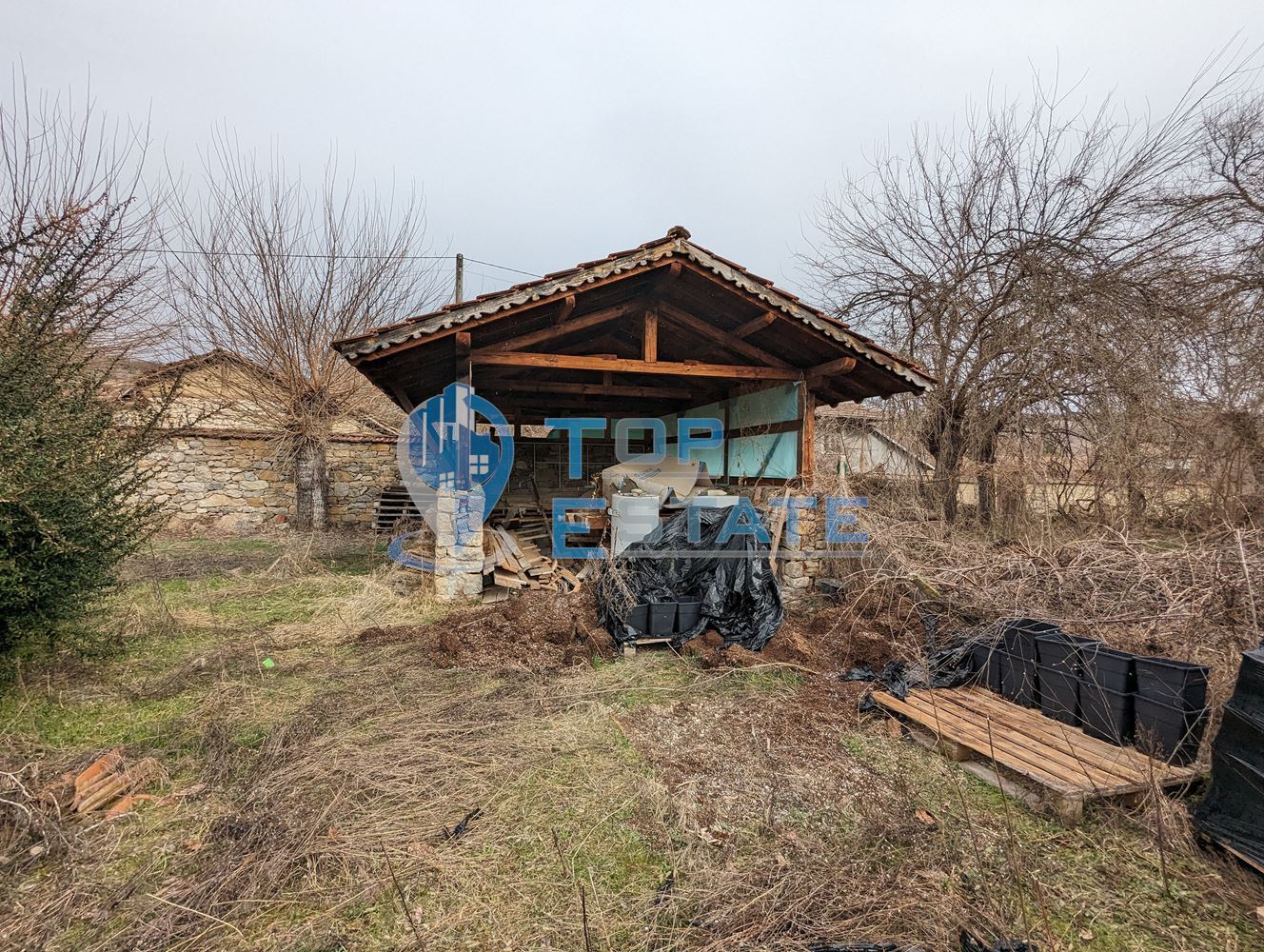 Бизнес имот - къща за гости с голям двор, два кладенеца в село Емен - 0