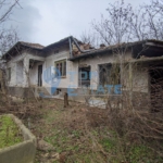 Парцел със стара къща в село Долна Липница - 0