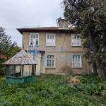Двуетажна полумасивна къща с голям двор в централната част на град Плачковци - 0