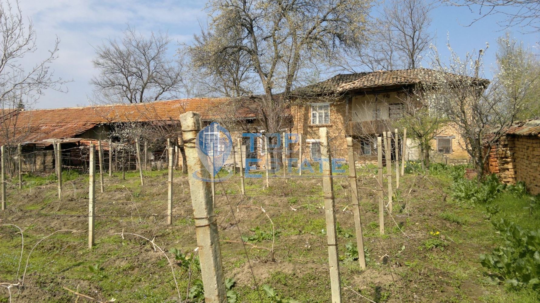 Тухлена къща с голям двор в с. Масларево, област Велико Търново - 0