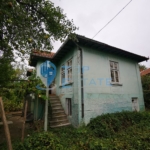 Двуетажна тухлена къща в близост до центъра на село Поликраище, област Велико Търново - 0