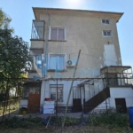 Триетажна масивна къща с двор, гараж и панорама в централната част на гр. Свищов - 0