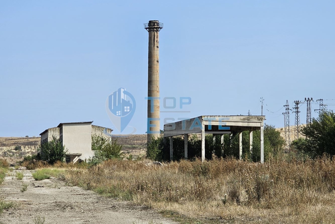 Промишлен имот с 57 дка парцел, промишлени сгради и подстанция в с. Овча могила, община Свищов - 0