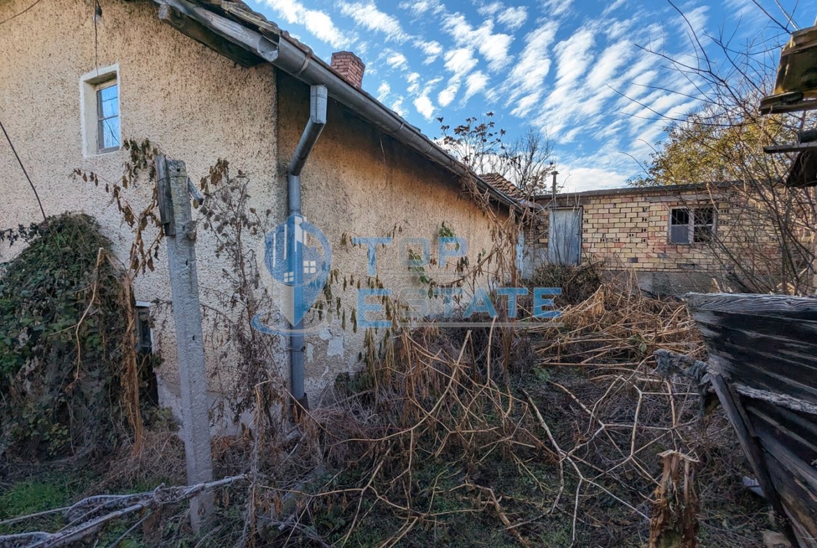 Къща с голям двор, кладенец и гараж в село Климентово - 0