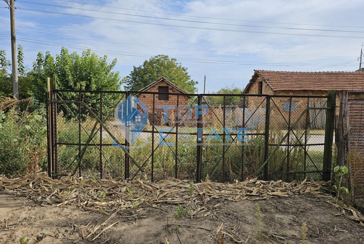 Тухлена къща с множество стопански постройки и голям двор в с. Морава, община Свищов - 0