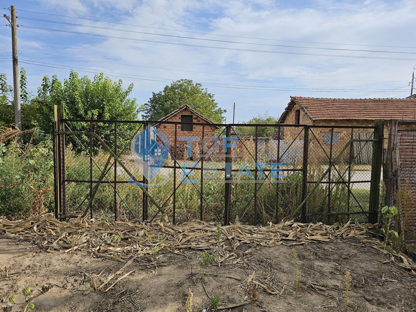 Тухлена къща с множество стопански постройки и голям двор в с. Морава, община Свищов - 0